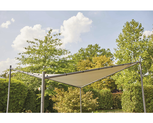 Voile d''ombrage triangulaire avec cadre en acier dans le jardin