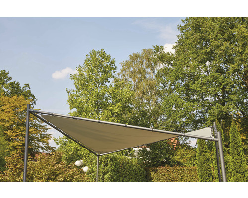 Voile d''ombrage triangulaire en tissu avec cadre devant des arbres