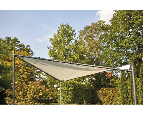 Voile d''ombrage triangulaire avec cadre en acier dans le jardin