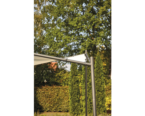 Vue détaillée d''un pavillon de jardin avec cadre en métal et toit en tissu