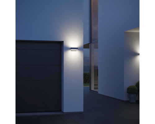 Beleuchtete Aussenwand mit Aussenleuchten neben einer Garage