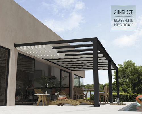 Terrasse avec pergola, protection solaire et mobilier de jardin.