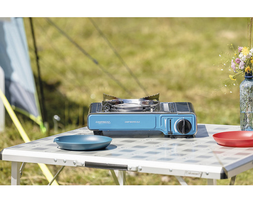 Campingaz Gaskocher auf einem Campingtisch im Freien.