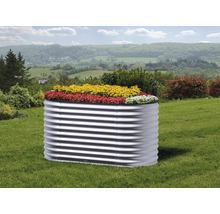 Jardinière surélevée en métal plantée de fleurs dans le jardin