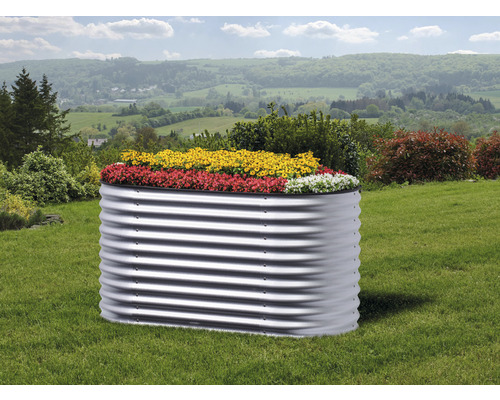 Jardinière surélevée en métal plantée de fleurs dans le jardin
