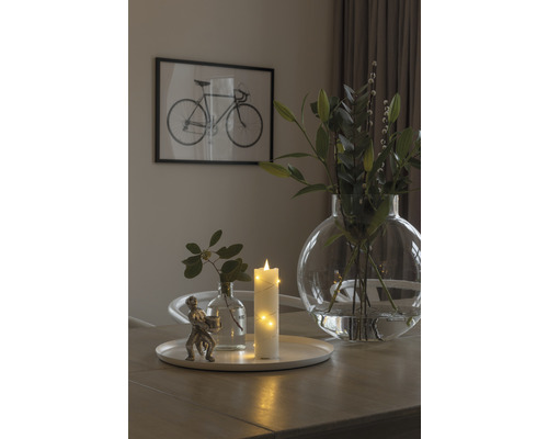 Décoration de table avec bougie, fleurs et image de vélo