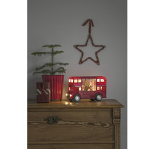 Décoration avec un petit sapin en pot, un cadeau, un bus londonien avec le Père Noël et une étoile en corde.