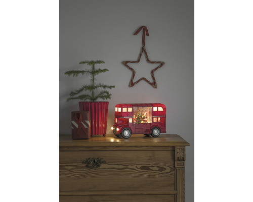 Décoration avec un petit sapin en pot, un cadeau, un bus londonien avec le Père Noël et une étoile en corde.