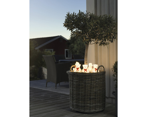 Panier décoratif en osier avec des lumières d''ours en peluche à l''extérieur.