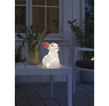 Dekorativer Hase mit Beleuchtung auf einem Tisch im Aussenbereich.