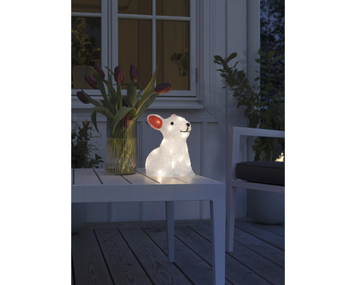 Dekorativer Hase mit Beleuchtung auf einem Tisch im Aussenbereich.