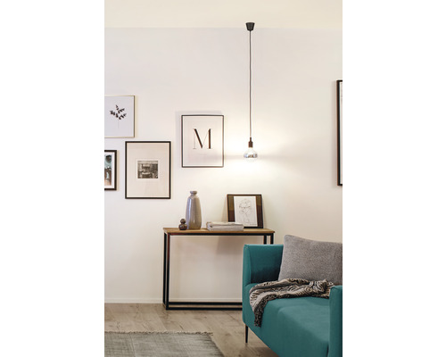 Wohnzimmer mit Konsole, Sofa und Hängelampe