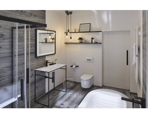 Modernes Badezimmer mit Dusche, Waschtisch, Toilette und Badewanne in einem hellen Raum mit Holzverkleidung.