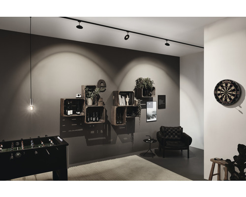 Salon avec spots de plafond, baby-foot et jeu de fléchettes