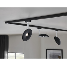 Système de rails noir avec trois spots au plafond