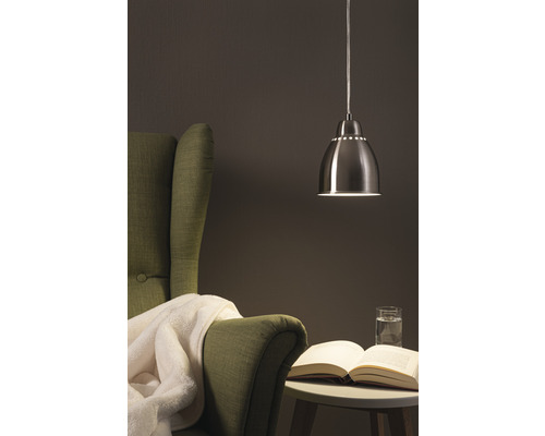 Scène avec un fauteuil, une table d'appoint avec un livre et une suspension