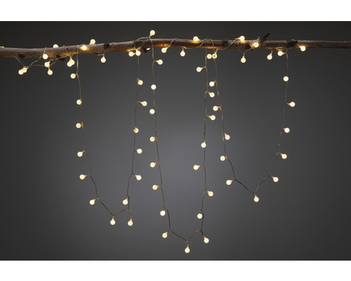 Dekorative Lichterkette mit warmweissem Licht an einem Ast befestigt