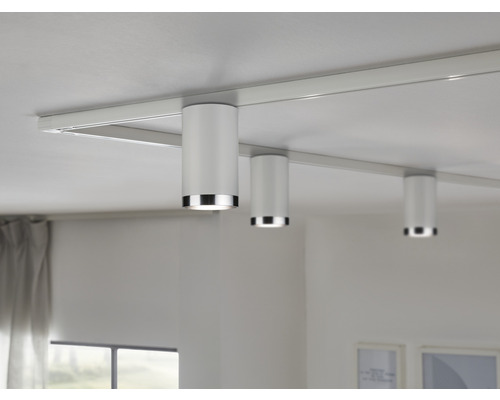 Plafonnier avec trois spots cylindriques sur un rail