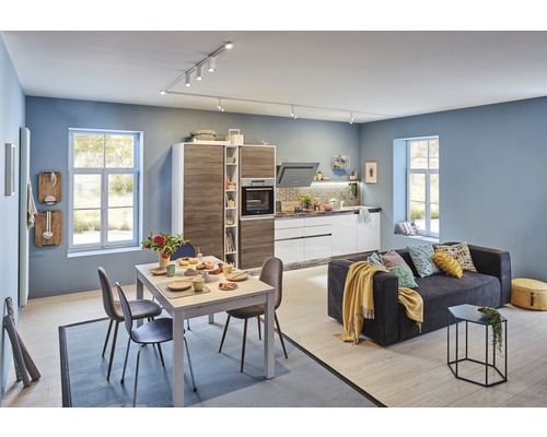 Espace de vie lumineux avec cuisine intégrée, table à manger et canapé