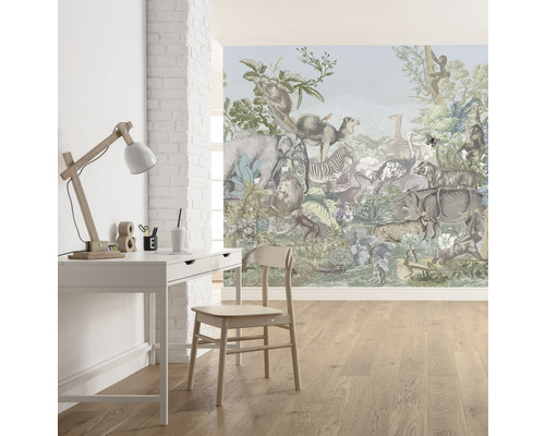 Pièce lumineuse avec bureau, chaise et papier peint à motif animalier