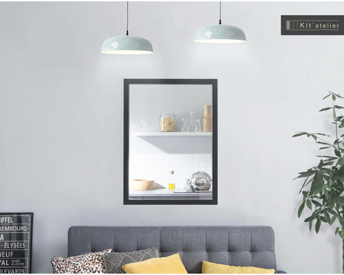 Dekoratives Wohnzimmer mit Sofa, Zimmerpflanze und Spiegel