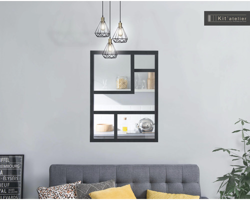 Étagère murale décorative avec compartiments dans un salon