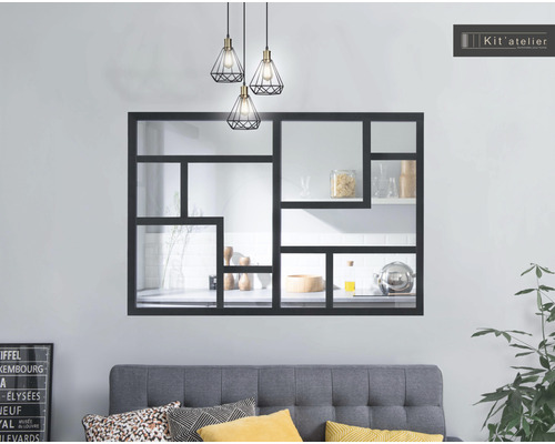 Étagère murale décorative en métal au-dessus d''un canapé gris dans un salon.