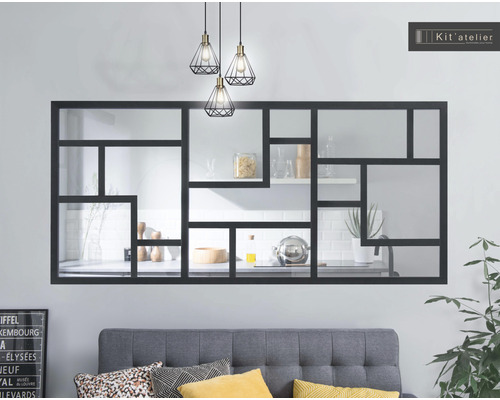 Salon avec canapé gris, coussins décoratifs, plante d''intérieur, lampe design et étagère murale avec miroir