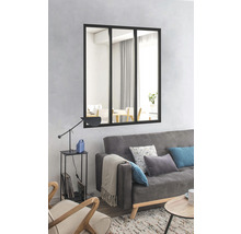 Wohnzimmer mit Spiegel mit drei Glasflächen, Sofa und Beistelltisch