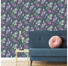 Dekoratives Zimmer mit blumiger und Vogelmuster-Tapete, Sofa und Beistelltisch