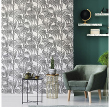 Intérieur décoratif avec papier peint à motifs, fauteuil et étagères