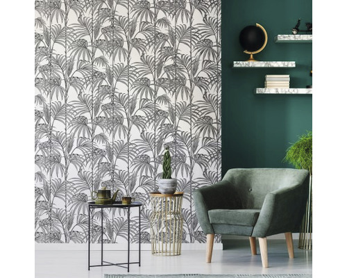 Intérieur décoratif avec papier peint à motifs, fauteuil et étagères