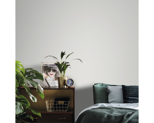 Scène de chambre à coucher avec lit, table de chevet et plantes d''intérieur