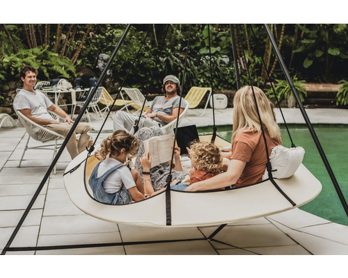 Szene im Freien mit einer Familie, die in einem Hängezelt entspannt