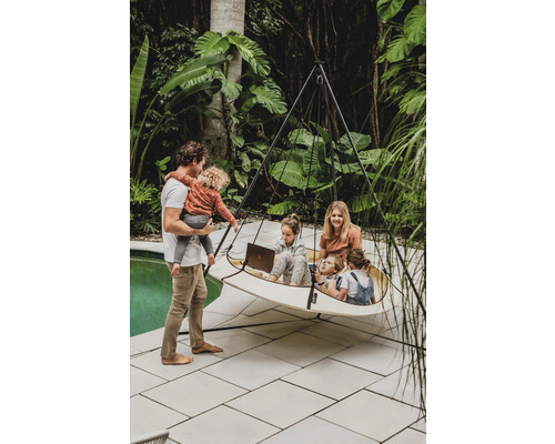 Familie entspannt in einer Hängematte im Garten