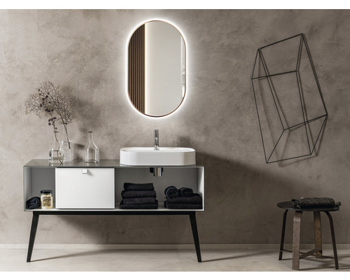 Modernes Badezimmer mit Waschbecken, Spiegel und dekorativen Elementen