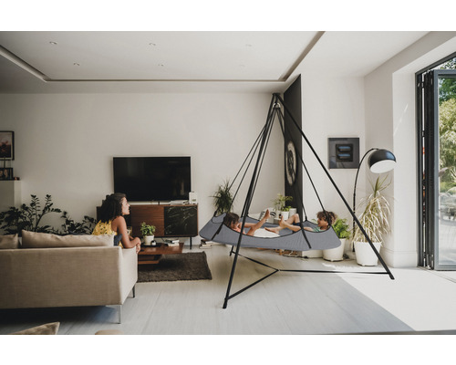 Wohnzimmer mit Hängesessel für Kinder