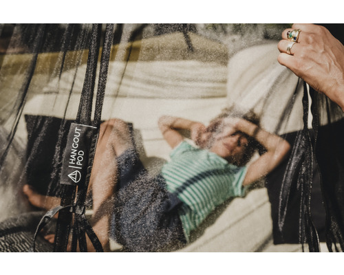 Kind liegt in einem Hangout Pod Hängesitz