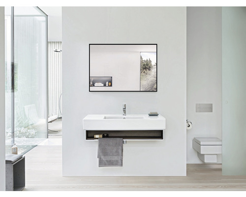 Modernes Badezimmer mit Waschbecken, Spiegel und Toilette in hellen Farben