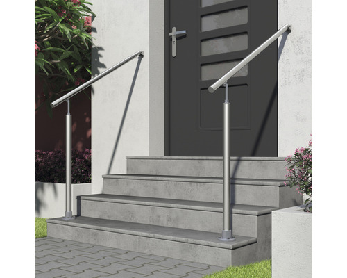Treppe mit Edelstahlhandlauf vor einer Haustür.