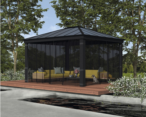Pavillon avec mobilier sur une terrasse en bois dans un jardin.