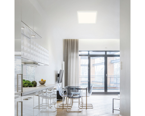 Cuisine moderne avec table à manger et plafonnier carré