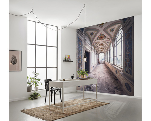 Salon avec papier peint photo d''un ancien bâtiment, bureau et fenêtre