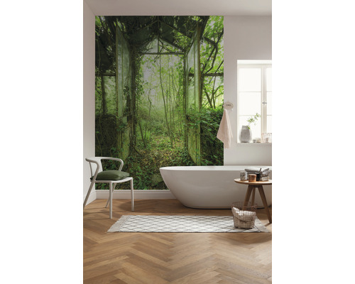 Salle de bains avec papier peint photo, baignoire, chaise et tapis
