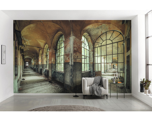 Papier peint photo avec un motif d''un ancien bâtiment abandonné avec des fenêtres et des arcs