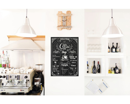 Coin café lumineux et convivial avec machine à café, boissons et décoration