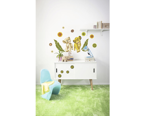 Chambre d''enfant décorée avec stickers muraux, commode, chaise et tapis