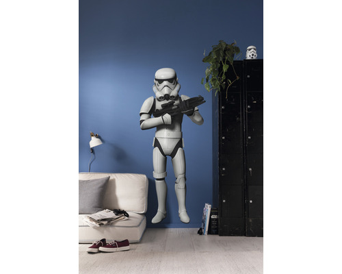 Scène d''un salon avec une figurine de Stormtrooper, un canapé, une lampe et une armoire.