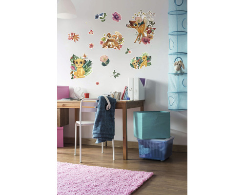 Décoration murale avec des motifs Disney dans une chambre d''enfant au-dessus d''un bureau.