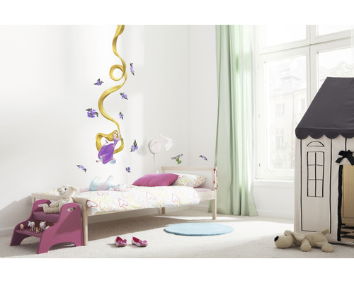 Chambre d''enfant avec lit, cabane de jeu et sticker mural avec motif Raiponce.